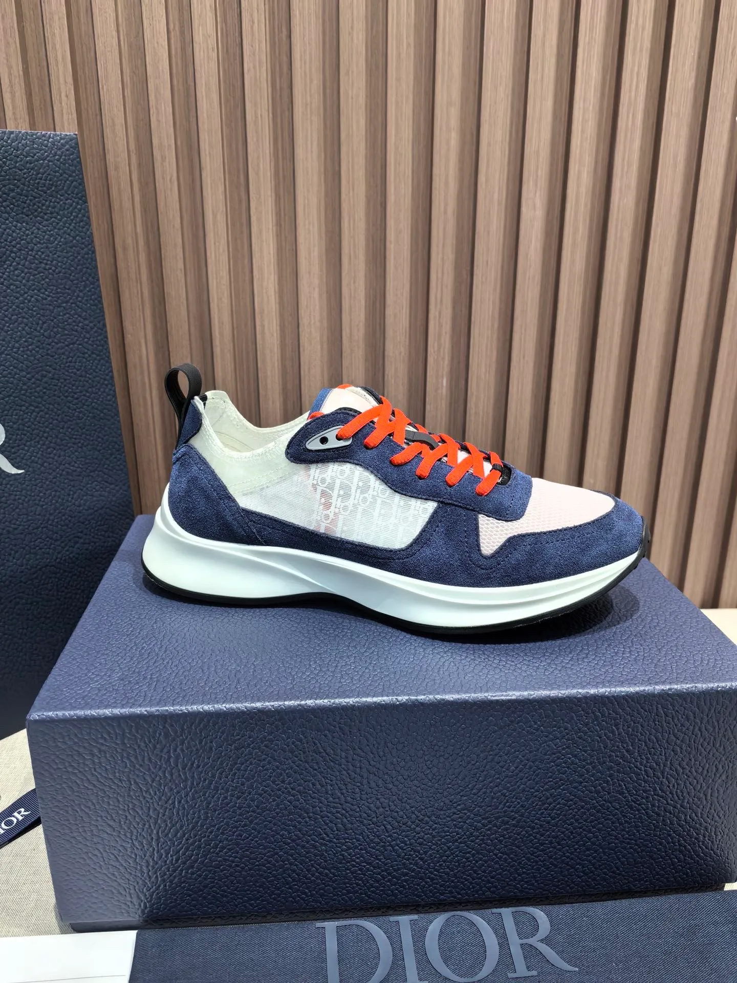 Factory price: 440💰 🔍Top purchasing agent🇮🇹 Dior's super-popular sports shoes, popular for street men, are synchronized with the new product counters. The uppers are made of Italian original imported cowhide and matched with D's customized fabrics. It is a must-have for fashionistas. The complex craftsmanship is perfectly reproduced. Imported soft cowhide foot pads, soles: original soles specially provided by the original factory, exclusive movable molded soles are super comfortable, original factory follow-up goods, 🔍🔍high quality, you can enter and exit the counter at will, welcome to compare, code number 38-45 (46 can be customized and cannot be returned or exchanged)